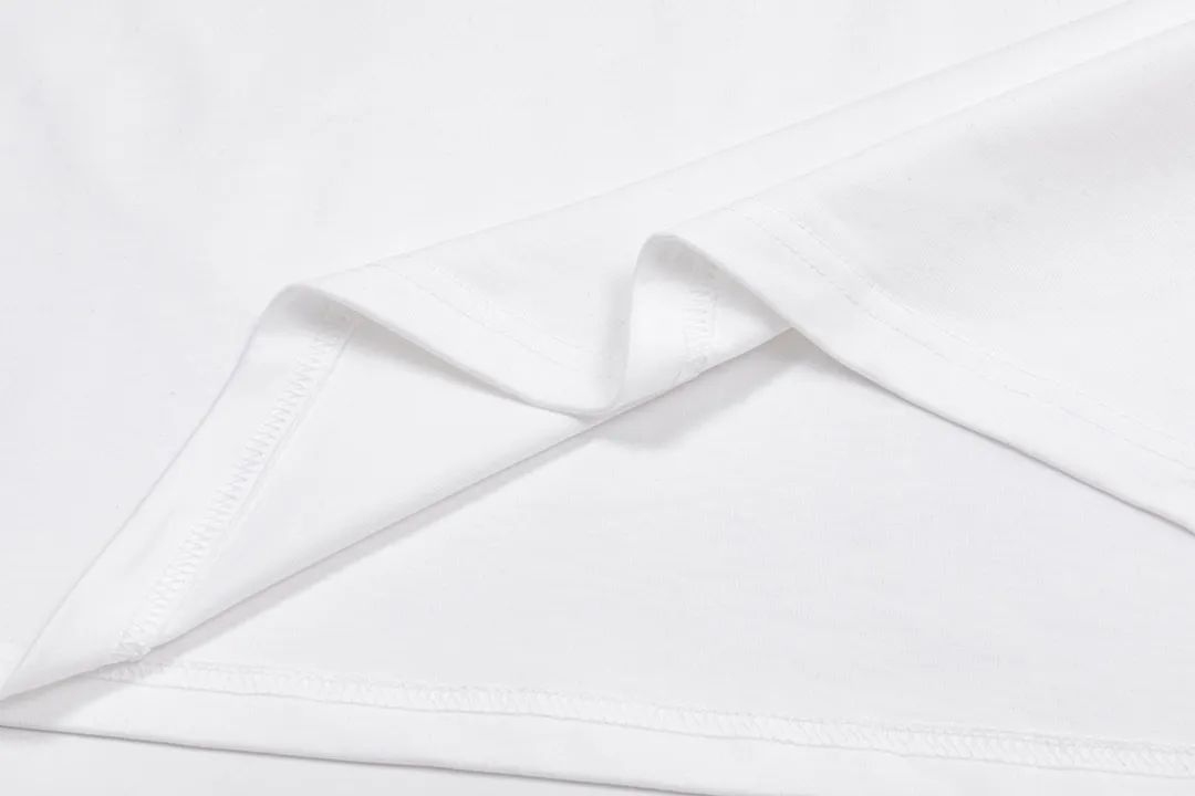 P200 CHROME HEARTS LoGo is fashionable and elegant, with a dropped shoulder style. The fabric is made of 26s double-yarn combed cotton compact spinning yarn with a weight of 280. It is matched with 1*1 Salona rib. The fabric is fermented and has a loose fit. Color: White Size: S～XXL